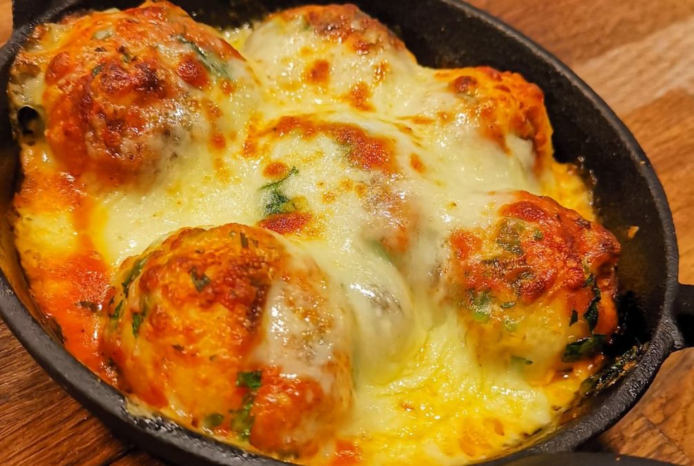CHEESY GARLIC KNOTS
