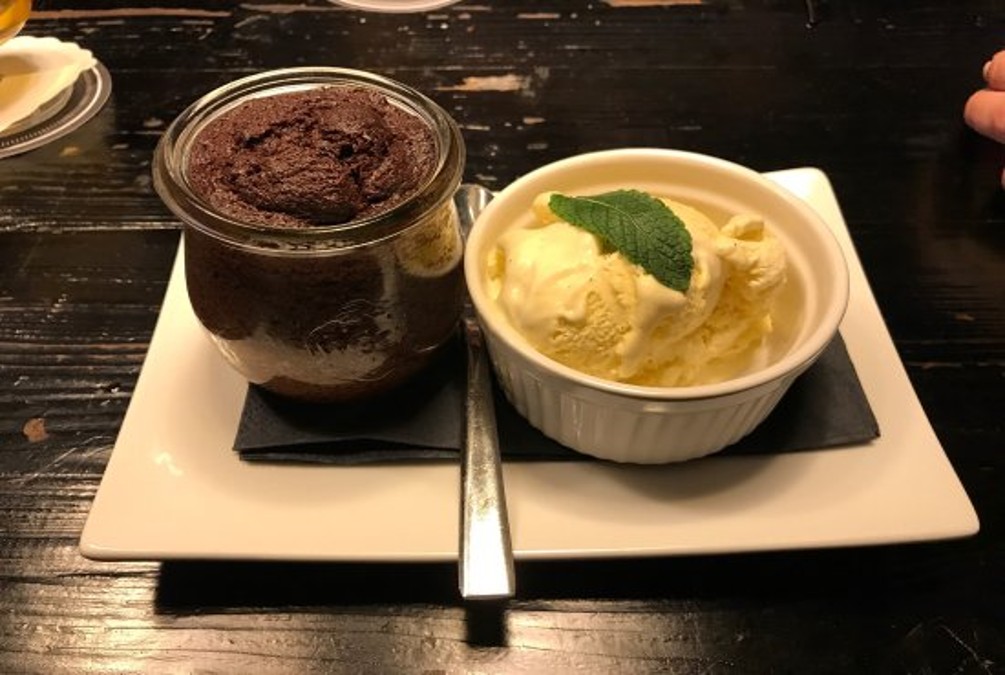 HOT BROWNIE + VANILLE EIS